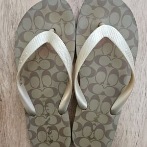 Coach Women's Flip Flops in Cream and Brown
